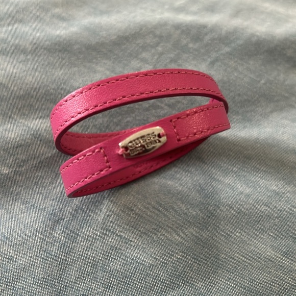 Guess pink bracelet with button closure - Picture 3 of 7